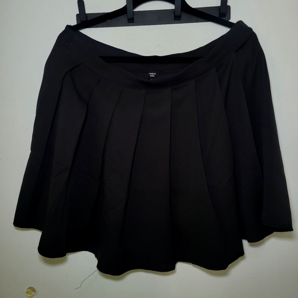 Black Pleatted Skirt